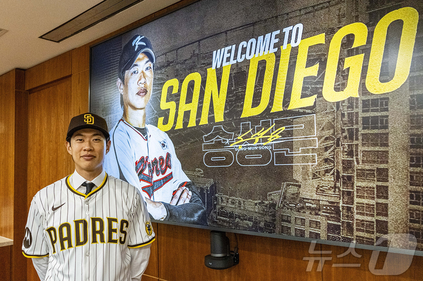 (서울=뉴스1) = 미국 프로야구 메이저리그(MLB) 샌디에이고 파드리스가 23일(한국시간) 송성문 영입을 공식 발표했다.사진은 샌디에이고 파트리스 유니폼을 입은 송성문. (키움 …