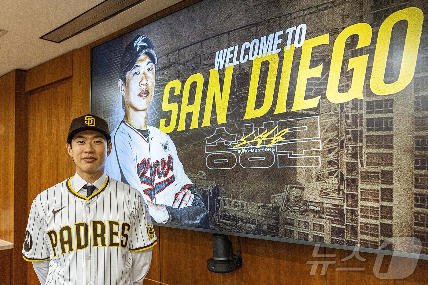 본문 이미지 - 미국 프로야구 메이저리그(MLB) 샌디에이고 파드리스가 23일(한국시간) 송성문 영입을 공식 발표했다. 사진은 샌디에이고 파트리스 유니폼을 입은 송성문. (키움 히어로즈 제공. 재판매 및 DB금지) 2025.12.23 ⓒ 뉴스1