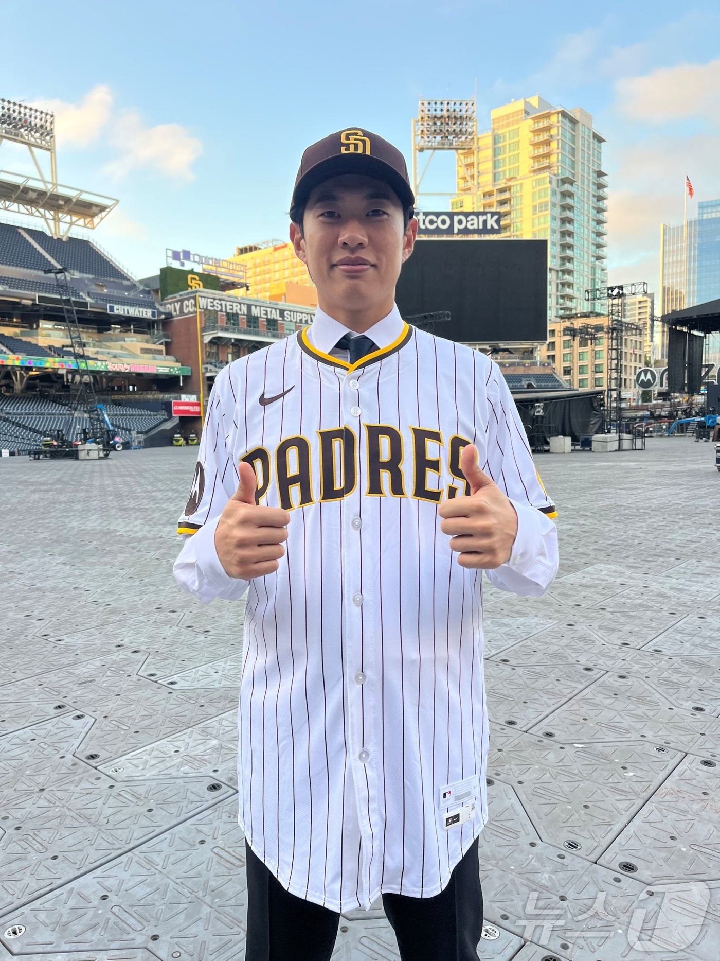 (서울=뉴스1) = 미국 프로야구 메이저리그(MLB) 샌디에이고 파드리스가 23일(한국시간) 송성문 영입을 공식 발표했다.사진은 샌디에이고 파트리스 유니폼을 입고 포즈를 취하는 송 …