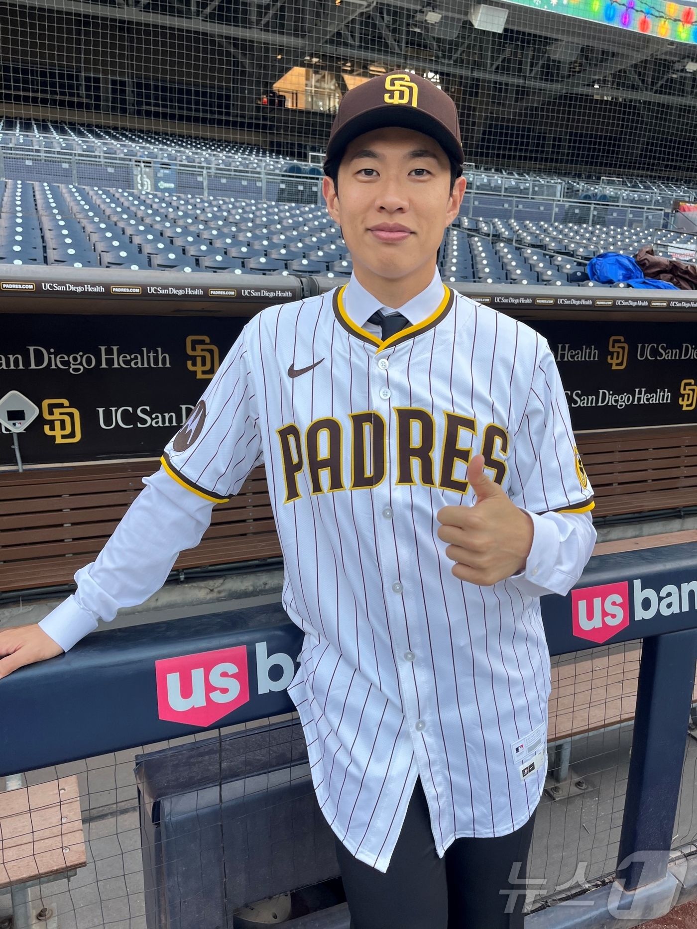 (서울=뉴스1) = 미국 프로야구 메이저리그(MLB) 샌디에이고 파드리스가 23일(한국시간) 송성문 영입을 공식 발표했다.사진은 샌디에이고 파트리스 유니폼을 입고 포즈를 취하는 송 …