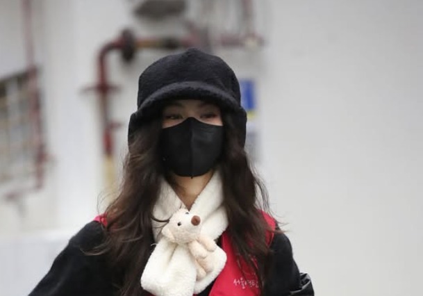 '소속사 복귀' 뉴진스 다니엘 근황, 얼굴 꽁꽁 가리고 연탄 나르기