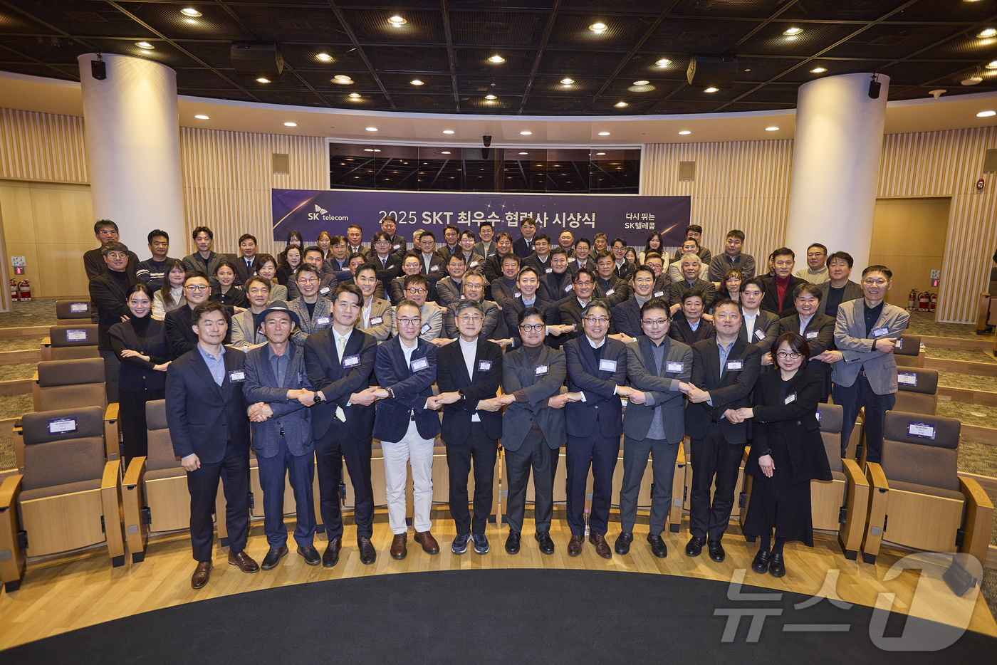 (서울=뉴스1) = SK텔레콤이 지난 22일 한 해 동안 함께 성장하며 탁월한 성과를 창출한 협력사들을 초청해 '2025 최우수 협력사 시상식'을 개최했다고 23일 밝혔다. 사진은 …