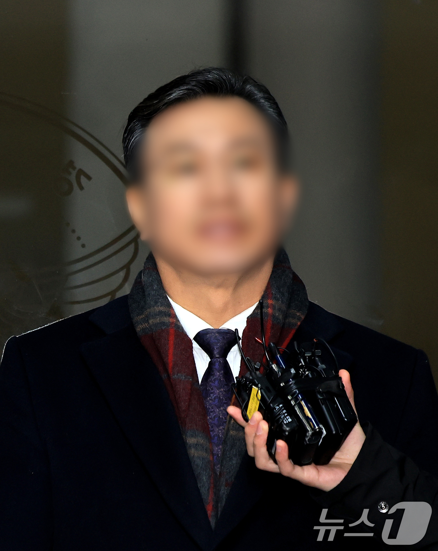 (서울=뉴스1) 이호윤 기자 = 통일교 전 총무처장 조 모씨가 23일 서울 서대문구 경찰청에 참고인 신분으로 출석하기 전 취재진 질문에 답하고 있다. 조씨는 윤영호 전 통일교 세계 …