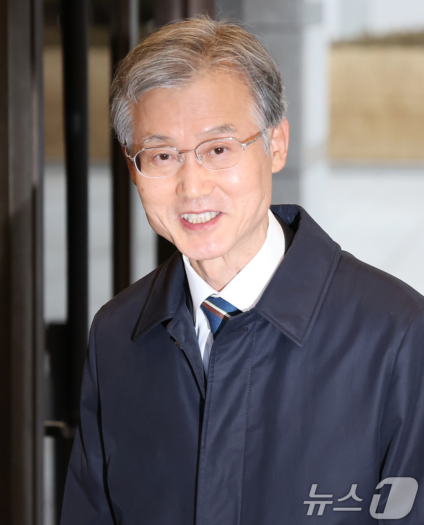 (서울=뉴스1) 장수영 기자 = 조희대 대법원장이 23일 오전 서울 서초구 대법원으로 출근하며 취재진 질문에 답변하고 있다. 2025.12.23/뉴스1