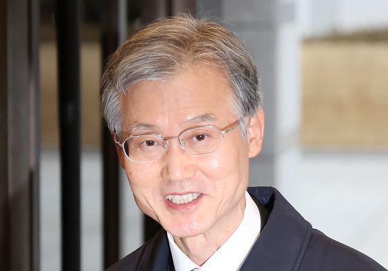 취재진 질문에 답변하는 조희대 대법원장