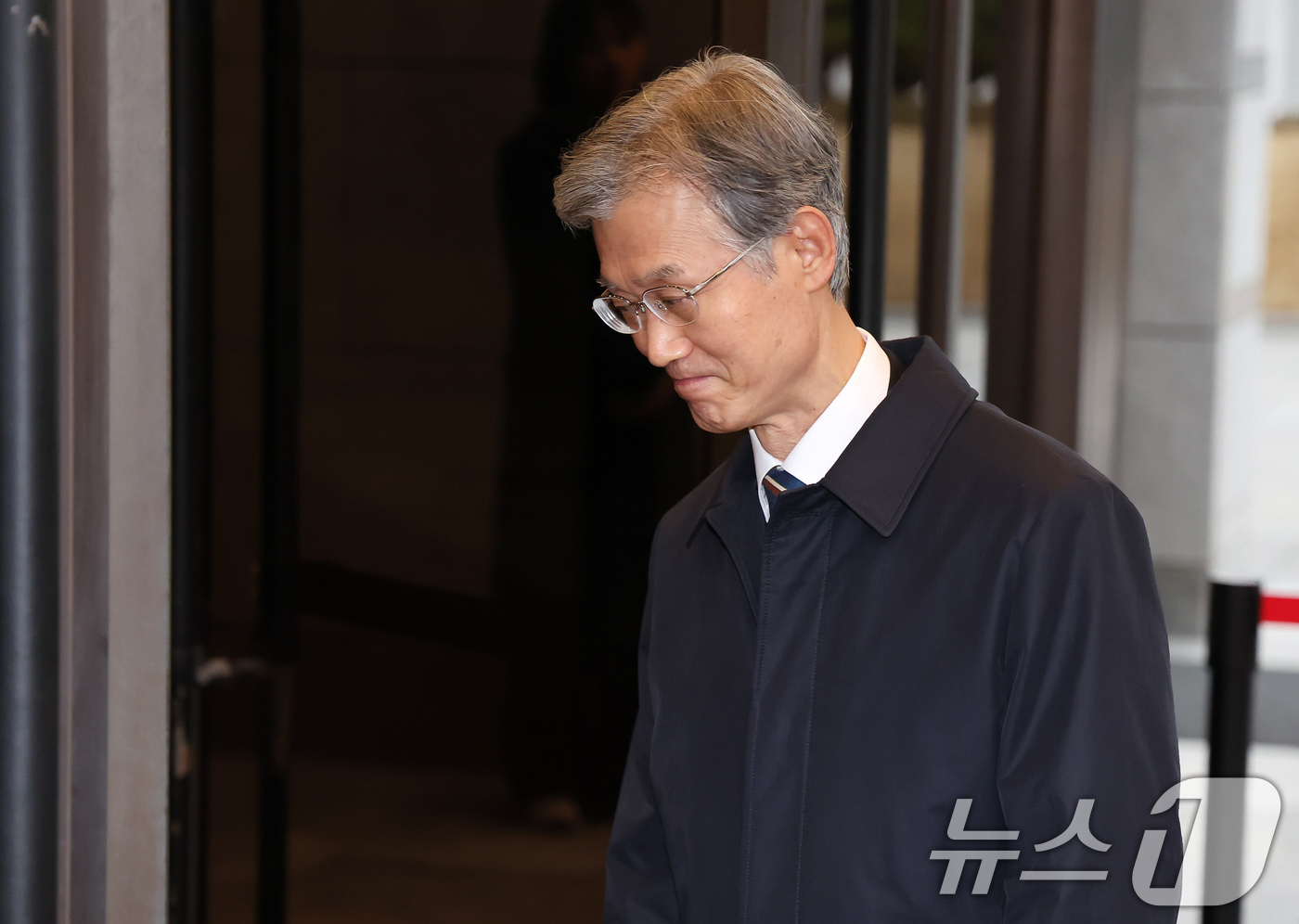 (서울=뉴스1) 장수영 기자 = 조희대 대법원장이 23일 오전 서울 서초구 대법원으로 출근하고 있다. 2025.12.23/뉴스1