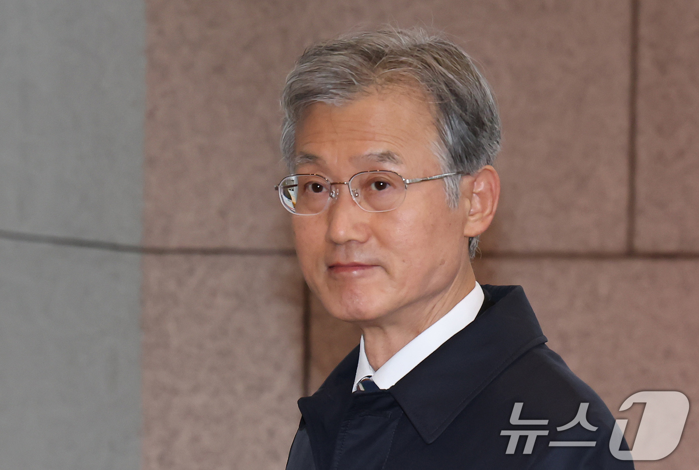 (서울=뉴스1) 장수영 기자 = 조희대 대법원장이 23일 오전 서울 서초구 대법원으로 출근하고 있다. 2025.12.23/뉴스1