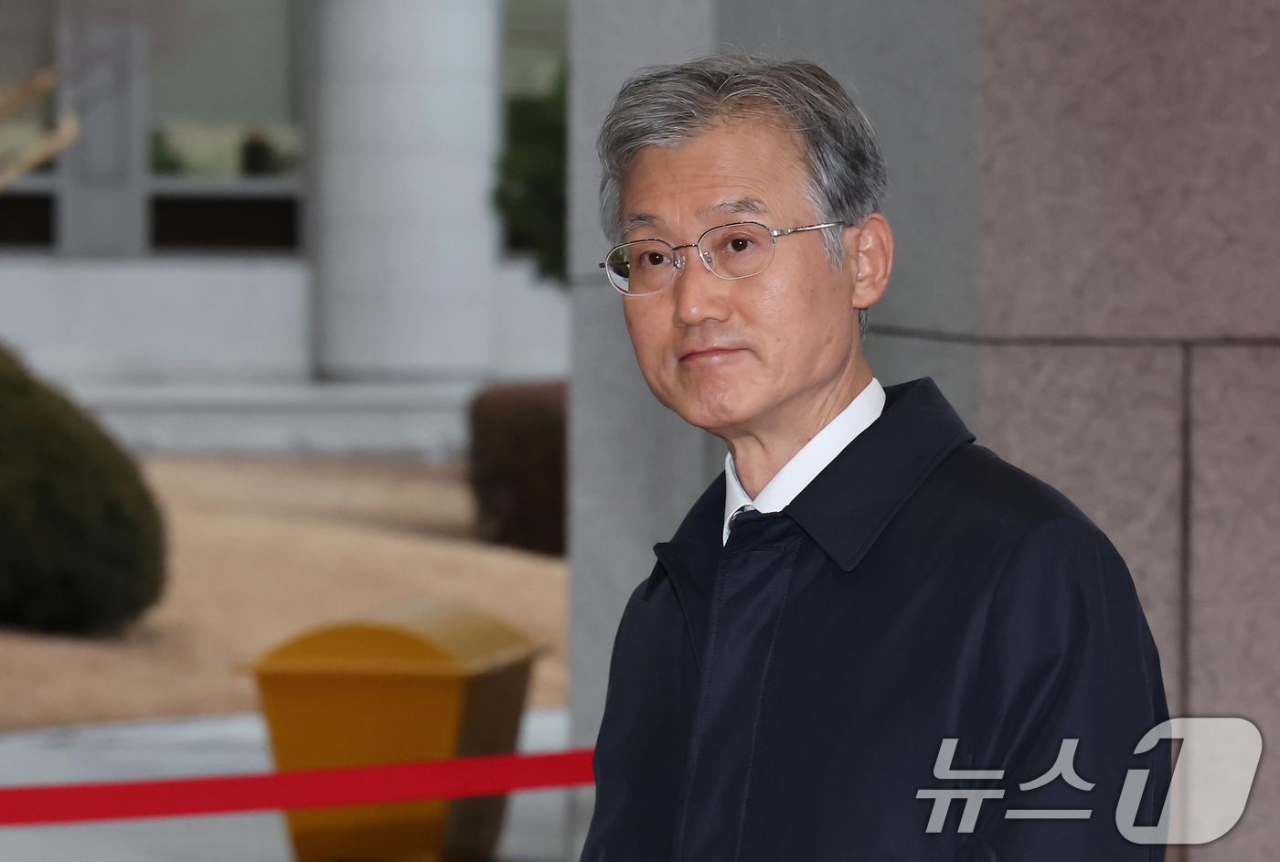 (서울=뉴스1) 장수영 기자 = 조희대 대법원장이 23일 오전 서울 서초구 대법원으로 출근하고 있다. 2025.12.23/뉴스1