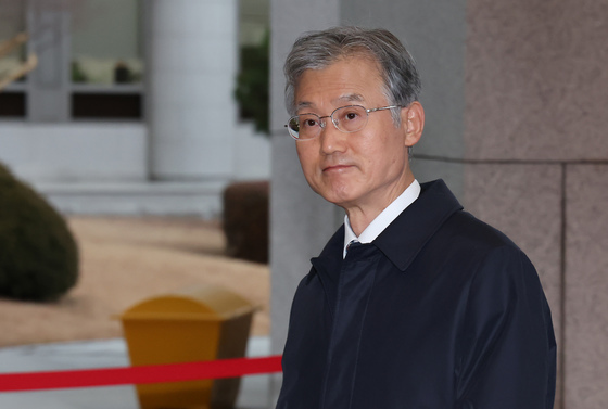 출근길 취재진 질문 듣는 조희대 대법원장