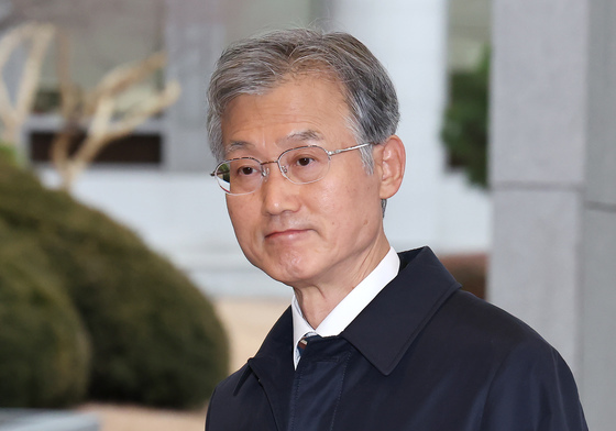 출근길 내란전담재판부 관련 질문 듣는 조희대 대법원장