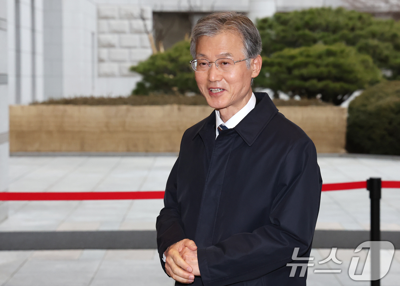 (서울=뉴스1) 장수영 기자 = 조희대 대법원장이 23일 오전 서울 서초구 대법원으로 출근하며 취재진 질문에 답변하고 있다. 2025.12.23/뉴스1