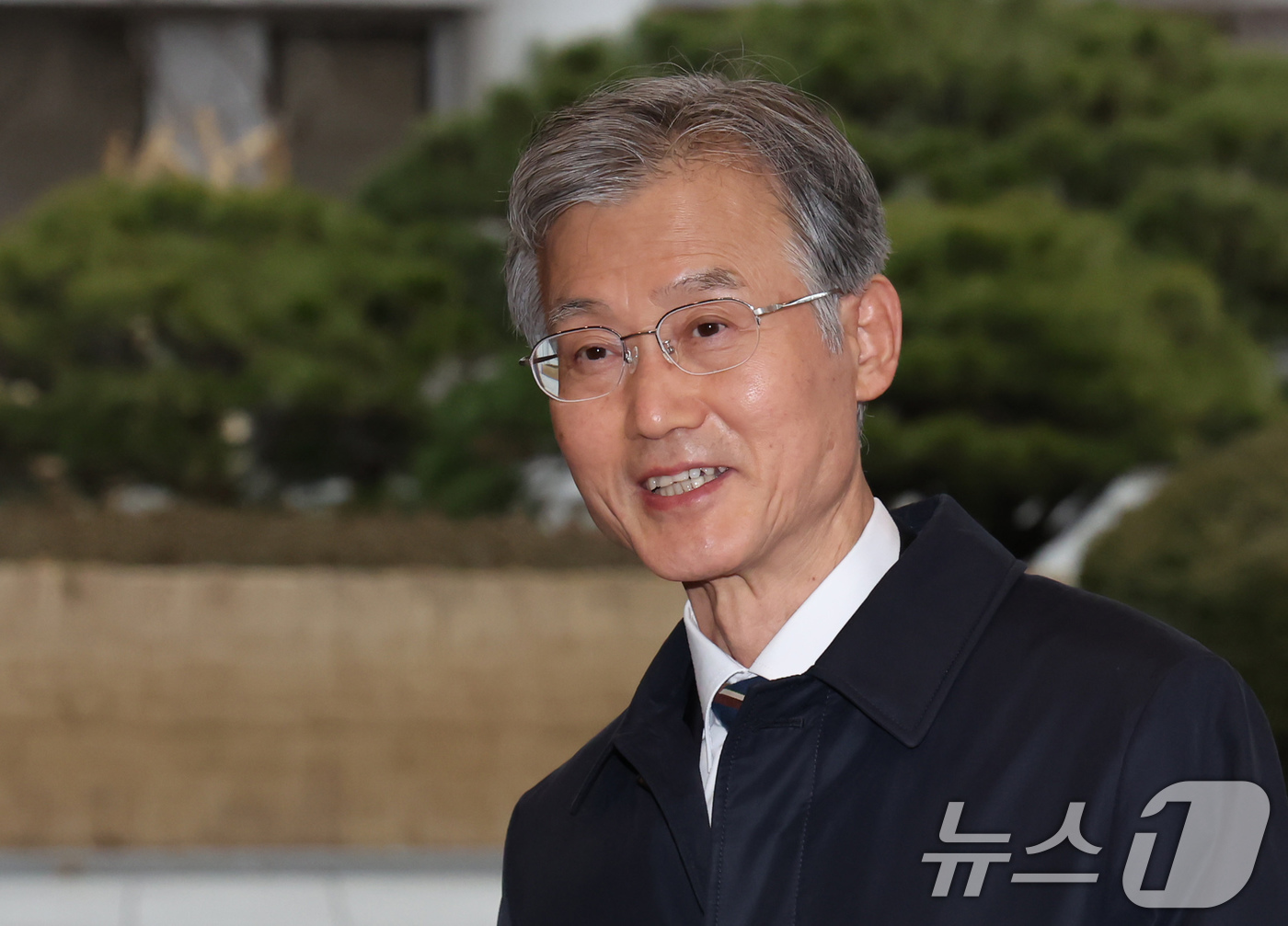 (서울=뉴스1) 장수영 기자 = 조희대 대법원장이 23일 오전 서울 서초구 대법원으로 출근하며 취재진 질문에 답변하고 있다. 2025.12.23/뉴스1