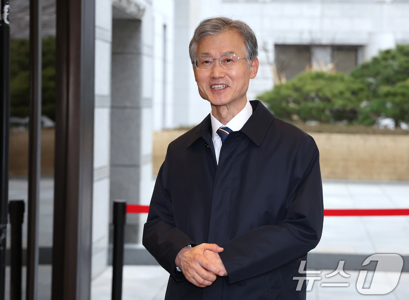 (서울=뉴스1) 장수영 기자 = 조희대 대법원장이 23일 오전 서울 서초구 대법원으로 출근하며 취재진 질문에 답변하고 있다. 2025.12.23/뉴스1