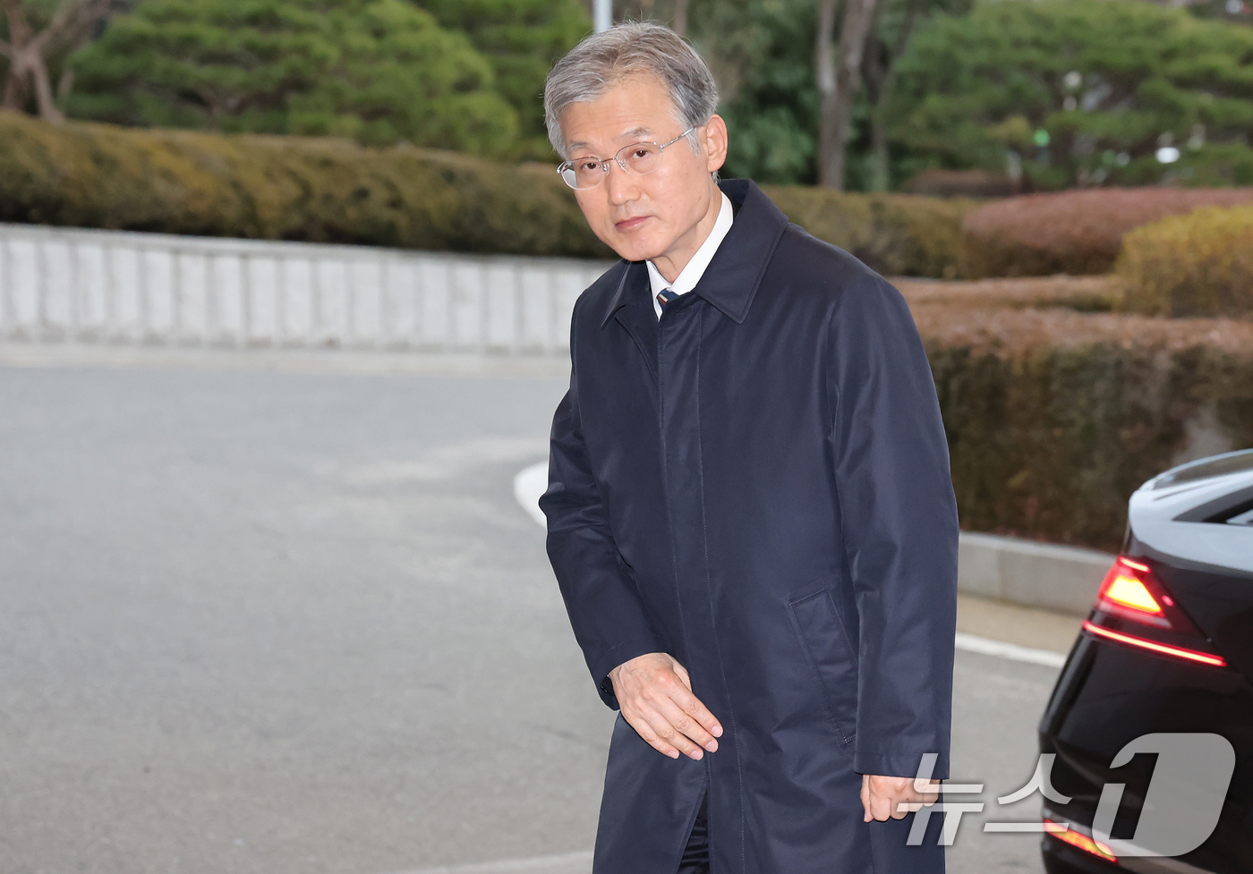 (서울=뉴스1) 장수영 기자 = 조희대 대법원장이 23일 오전 서울 서초구 대법원으로 출근하고 있다. 2025.12.23/뉴스1