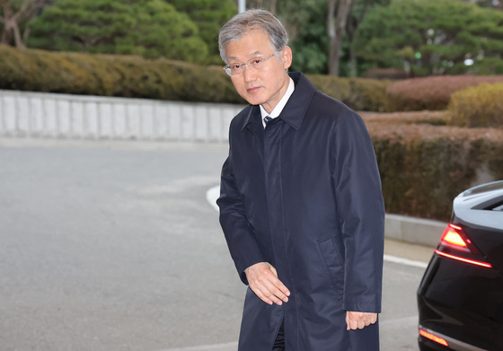 차량에서 내려 출근하는 조희대 대법원장