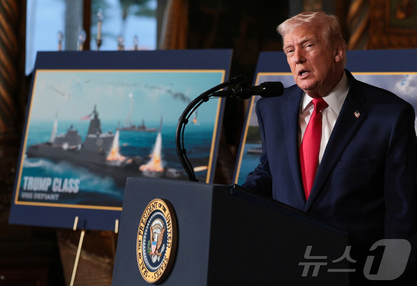 본문 이미지 - 도널드 트럼프 미국 대통령이 22일 플로리다주 마러라고에서 '황금 함대' 구상을 발표하고 있다. 2025.12.22 ⓒ 로이터=뉴스1 ⓒ 로이터=뉴스1 ⓒ News1 허정현 기자