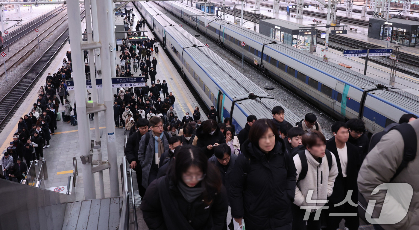 (서울=뉴스1) 박지혜 기자 = 전국철도노동조합이 총파업을 유보한 23일 오전 서울역에서 시민들이 정상 운행 중인 열차를 이용하고 있다.이날 철도노조는 정부가 한국철도공사(코레일) …