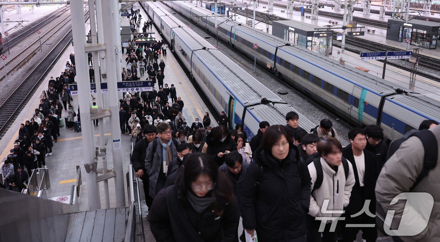 본문 이미지 - 전국철도노동조합이 총파업을 유보한 23일 오전 서울역에서 시민들이 정상 운행 중인 열차를 이용하고 있다.  2025.12.23/뉴스1 ⓒ News1 박지혜 기자
