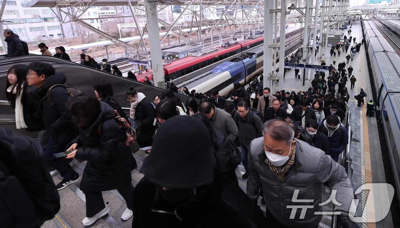 (서울=뉴스1) 박지혜 기자 = 전국철도노동조합이 총파업을 유보한 23일 오전 서울역에서 시민들이 정상 운행 중인 열차를 이용하고 있다.이날 철도노조는 정부가 한국철도공사(코레일) …