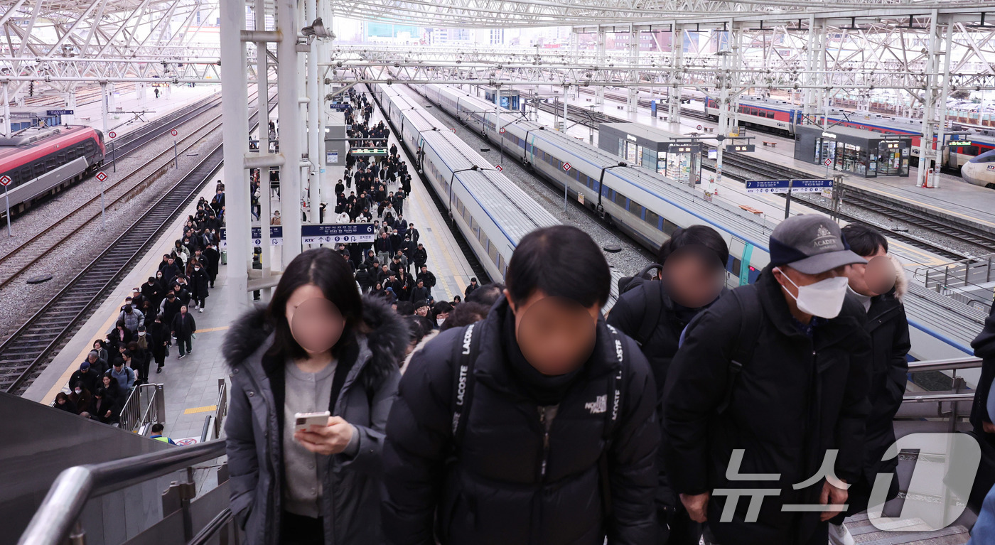 (서울=뉴스1) 박지혜 기자 = 전국철도노동조합이 총파업을 유보한 23일 오전 서울역에서 시민들이 정상 운행 중인 열차를 이용하고 있다.이날 철도노조는 정부가 한국철도공사(코레일) …