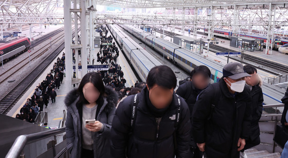 철도노조 총파업 유보…모든 열차 정상 운행