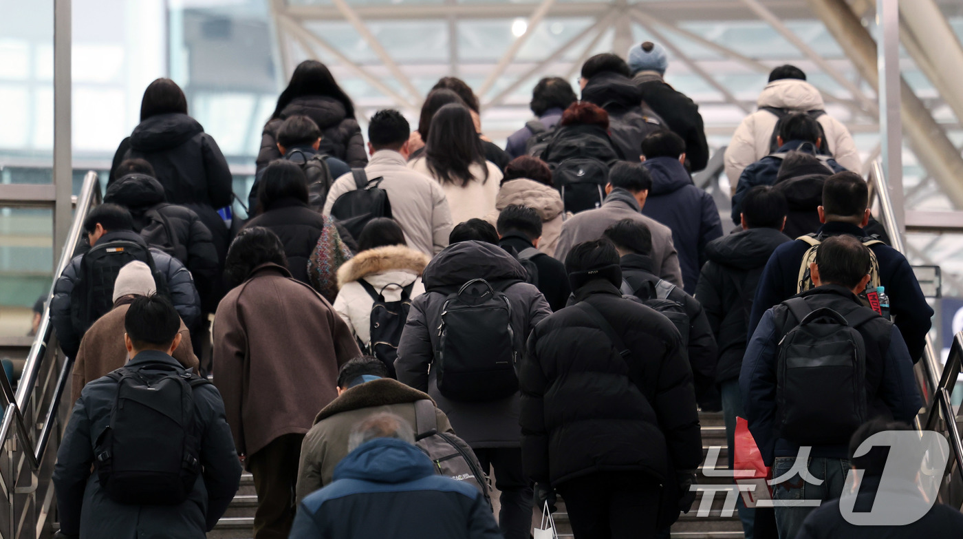 (서울=뉴스1) 박지혜 기자 = 전국철도노동조합이 총파업을 유보한 23일 오전 서울역에서 시민들이 정상 운행 중인 열차를 이용하고 있다.이날 철도노조는 정부가 한국철도공사(코레일) …