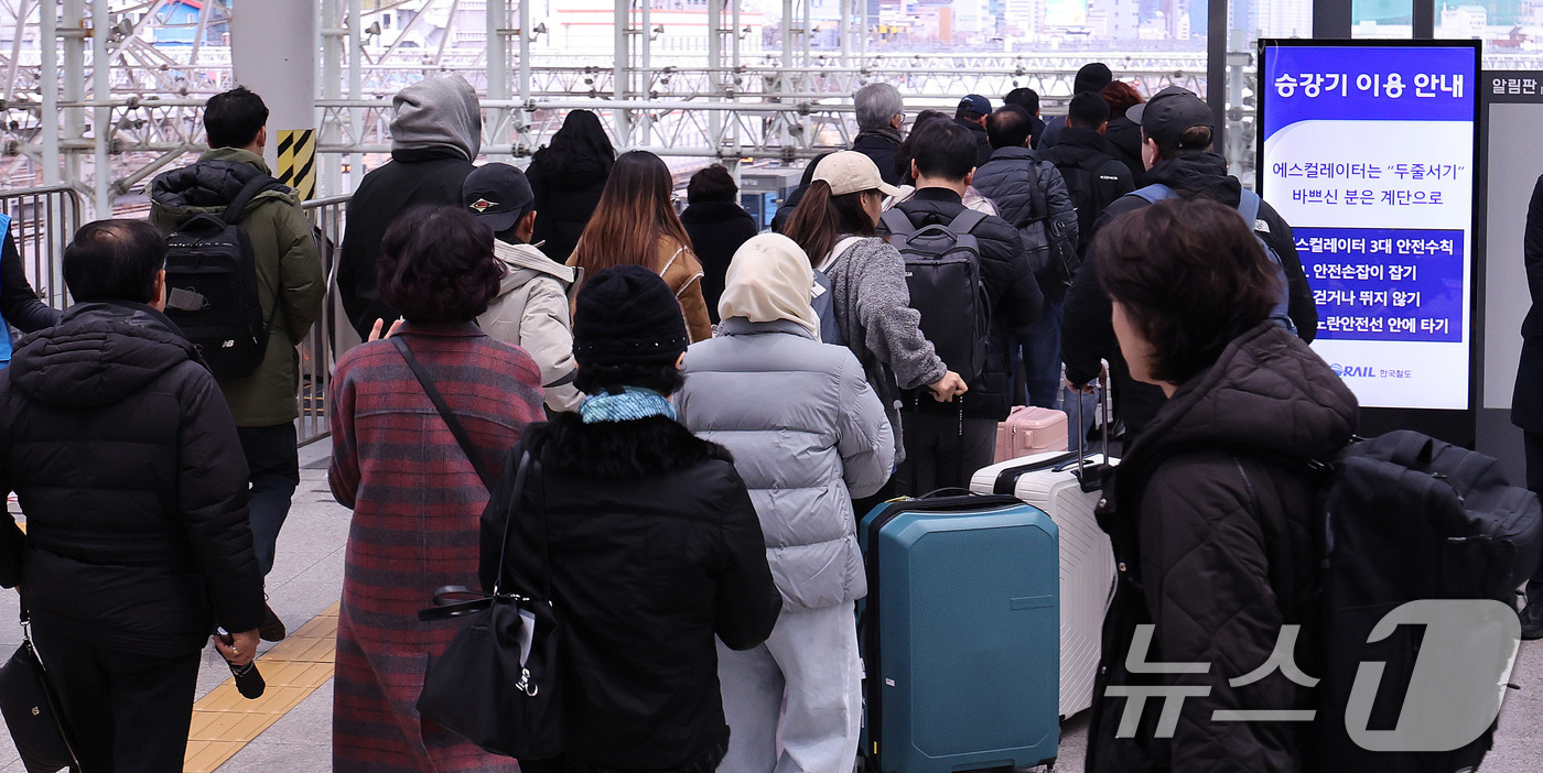 (서울=뉴스1) 박지혜 기자 = 전국철도노동조합이 총파업을 유보한 23일 오전 서울역에서 시민들이 정상 운행 중인 열차를 이용하고 있다.이날 철도노조는 정부가 한국철도공사(코레일) …