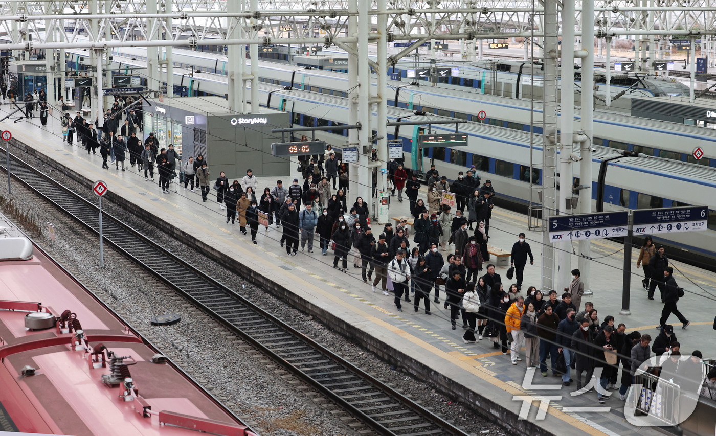 (서울=뉴스1) 박지혜 기자 = 전국철도노동조합이 총파업을 유보한 23일 오전 서울역에서 시민들이 정상 운행 중인 열차를 이용하고 있다.이날 철도노조는 정부가 한국철도공사(코레일) …