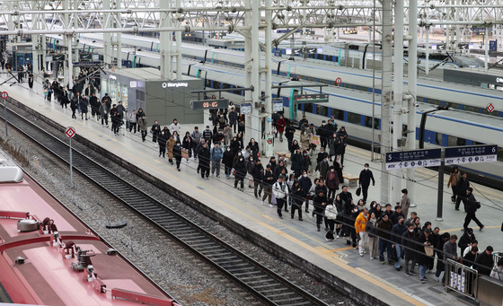 철도노조 총파업 유보…모든 열차 정상 운행