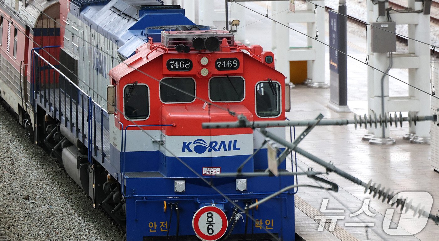 본문 이미지 - 전국철도노동조합이 총파업을 유보한 23일 오전 서울역에서 열차가 정상 운행되고 있다.  2025.12.23/뉴스1 ⓒ News1 박지혜 기자