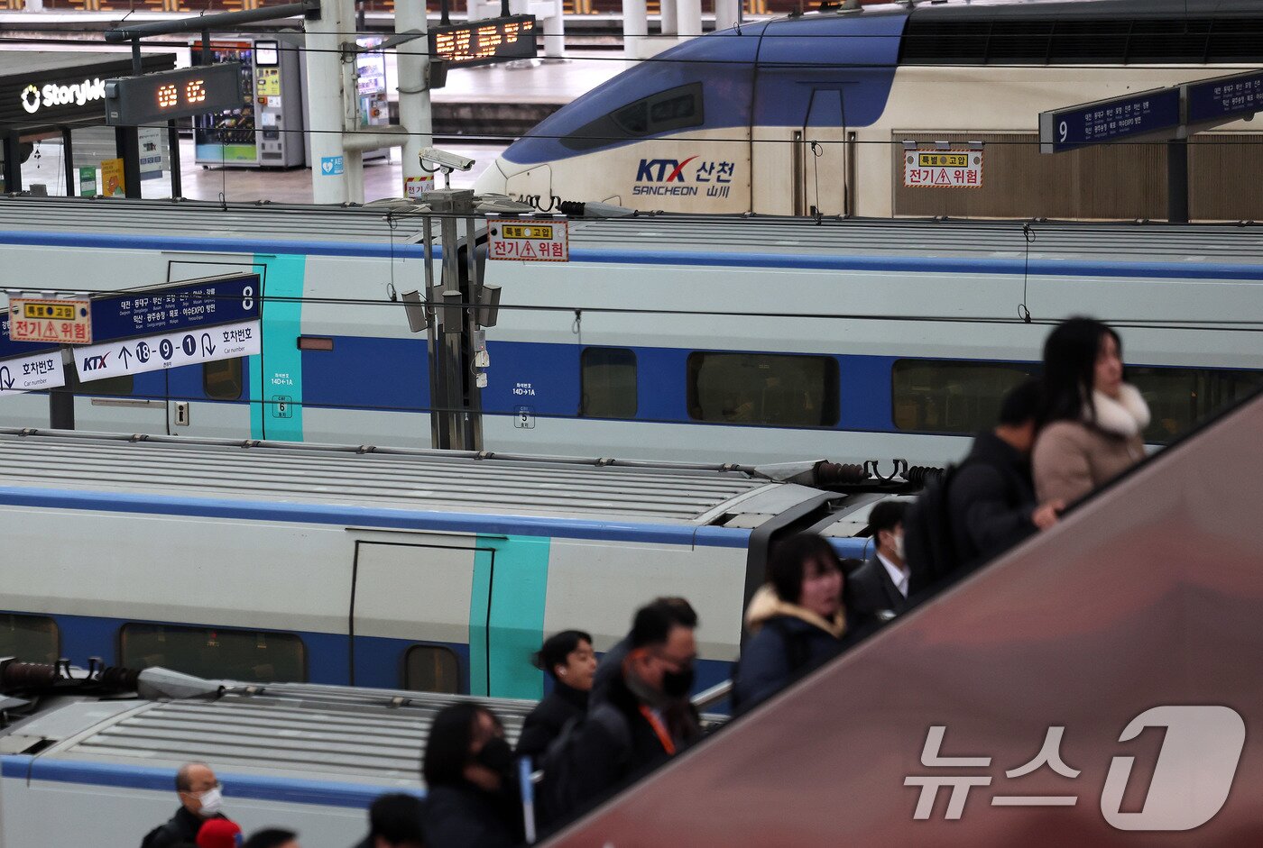본문 이미지 - 전국철도노동조합이 총파업을 유보한 23일 오전 서울역에서 시민들이 정상 운행 중인 열차를 이용하고 있다. 이날 철도노조는 정부가 한국철도공사(코레일) 성과급 지급 기준을 2026년 기본급의 90%, 2027년 기본급의 100%로 단계적으로 상향하는 안을 공공기관운영위원회(공운위)에 상정하겠다고 밝히면서 파업을 멈췄다. 2025.12.23/뉴스1 ⓒ News1 박지혜 기자