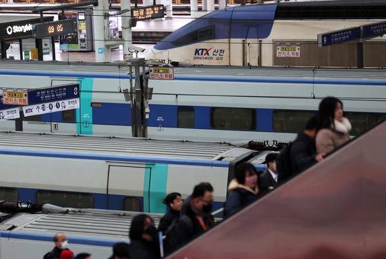 철도노조 총파업 유보…모든 열차 정상 운행