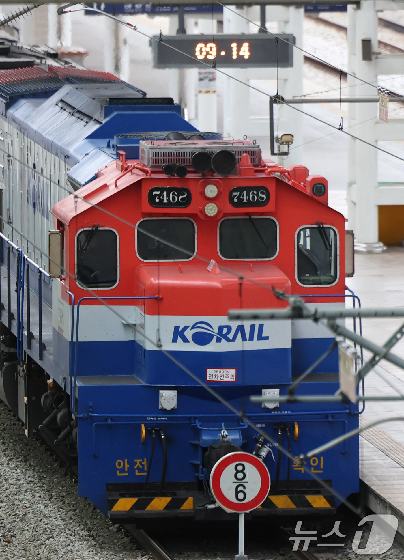 (서울=뉴스1) 박지혜 기자 = 전국철도노동조합이 총파업을 유보한 23일 오전 서울역에서 열차가 정상 운행되고 있다.이날 철도노조는 정부가 한국철도공사(코레일) 성과급 지급 기준을 …