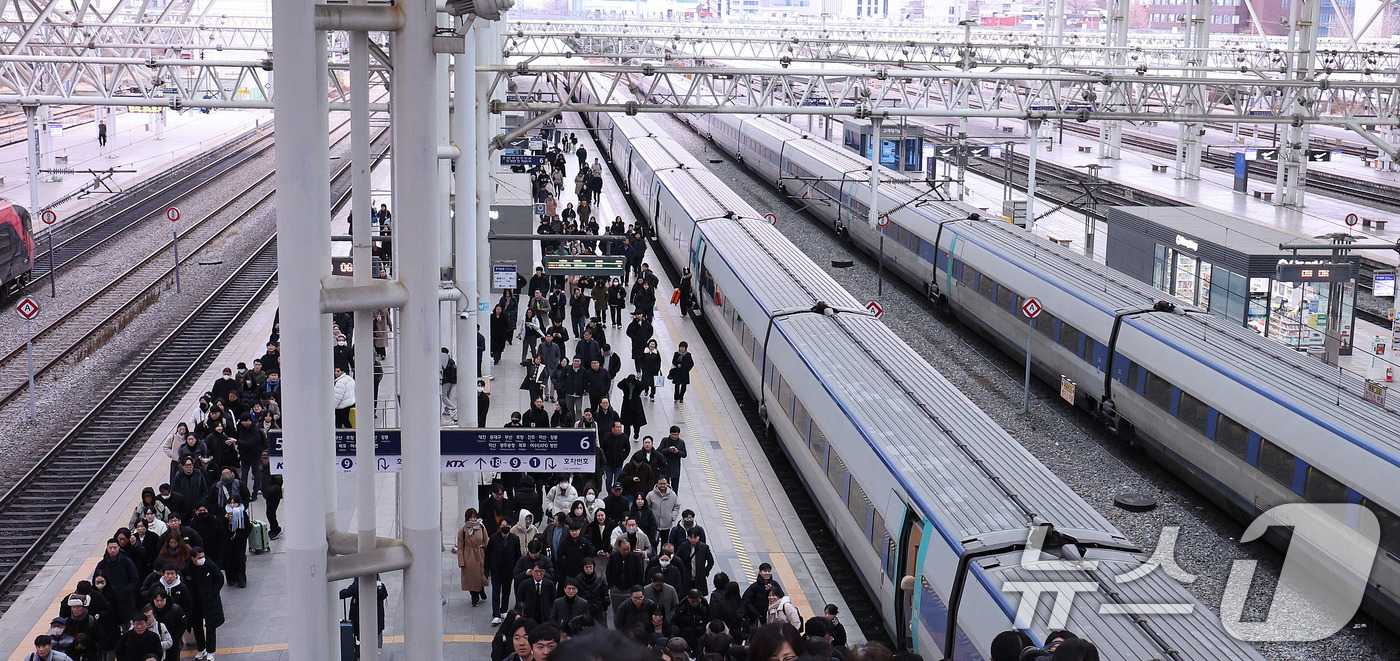 (서울=뉴스1) 박지혜 기자 = 전국철도노동조합이 총파업을 유보한 23일 오전 서울역에서 시민들이 정상 운행 중인 열차를 이용하고 있다.이날 철도노조는 정부가 한국철도공사(코레일) …