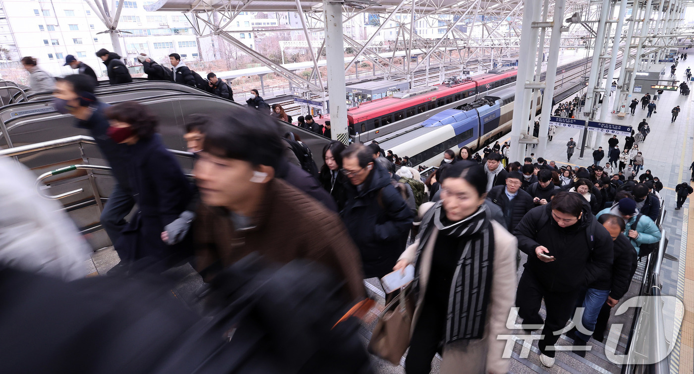 (서울=뉴스1) 박지혜 기자 = 전국철도노동조합이 총파업을 유보한 23일 오전 서울역에서 시민들이 정상 운행 중인 열차를 이용하고 있다.이날 철도노조는 정부가 한국철도공사(코레일) …