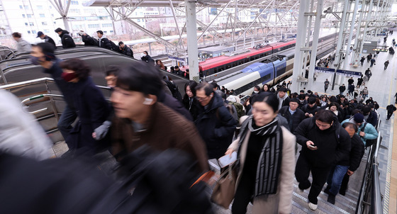 철도노조 총파업 유보…출근길 대란 피해