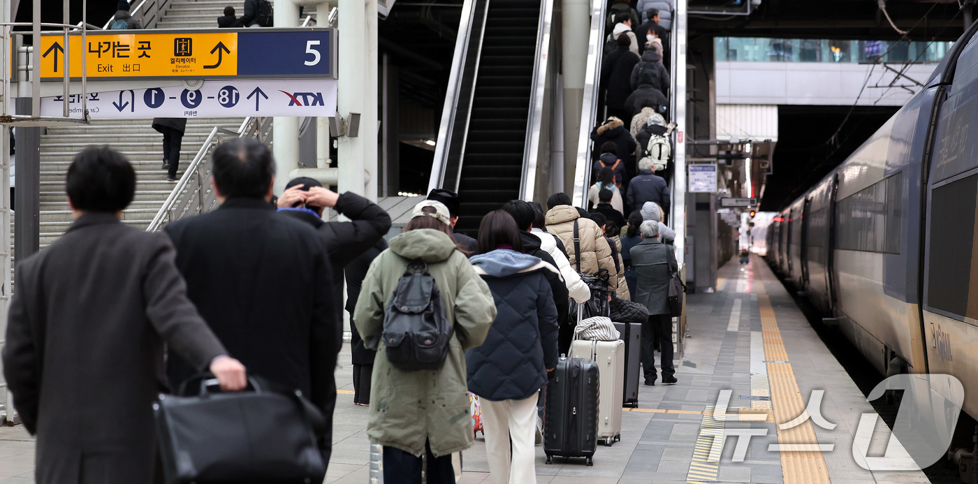 (서울=뉴스1) 박지혜 기자 = 전국철도노동조합이 총파업을 유보한 23일 오전 서울역에서 시민들이 정상 운행 중인 열차를 이용하고 있다.이날 철도노조는 정부가 한국철도공사(코레일) …
