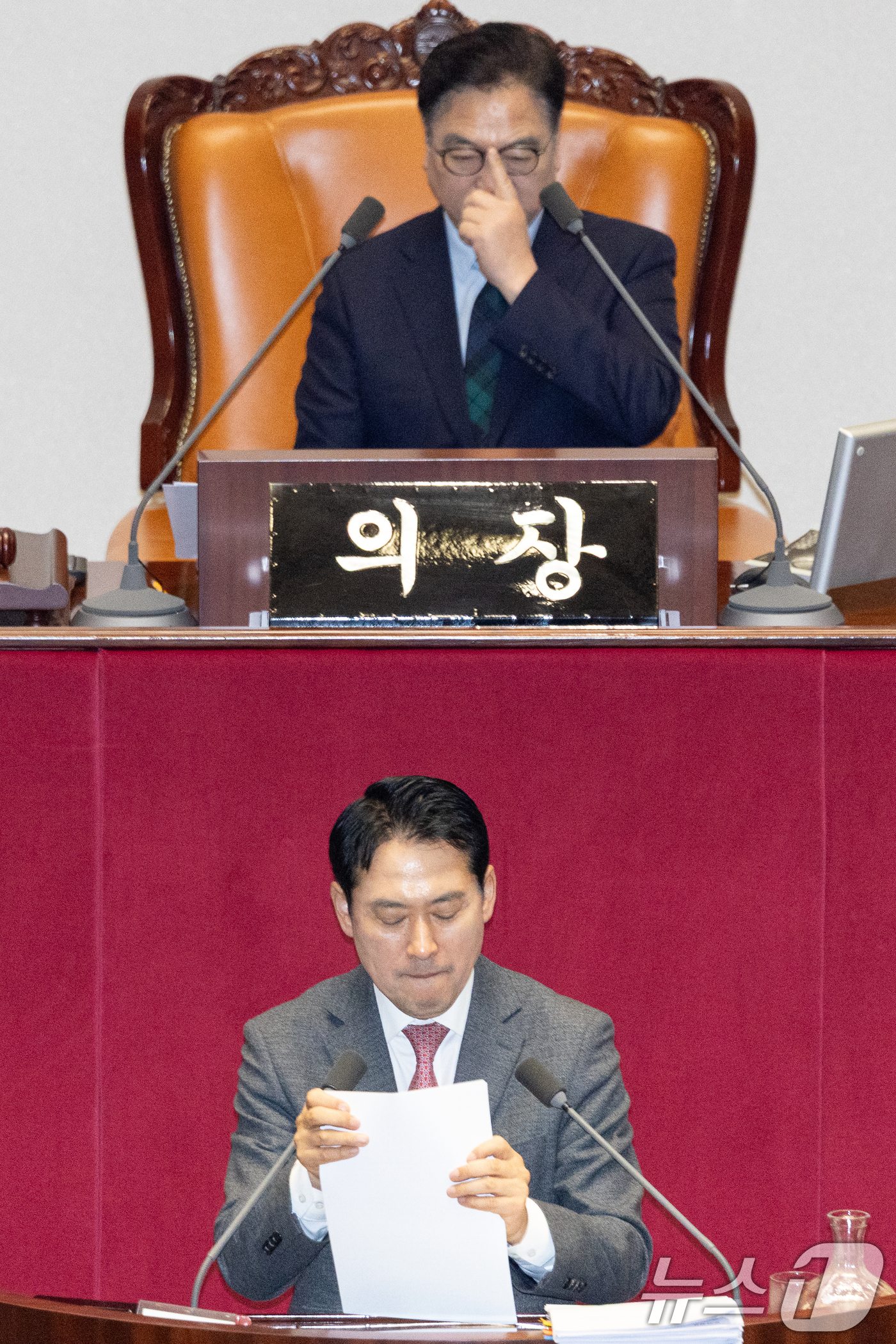 (서울=뉴스1) 이승배 기자 = 23일 서울 여의도 국회에서 열린 제430회국회(임시회) 제2차 본회의에서 장동혁 국민의힘 대표가 12·3 윤석열 비상계엄 등에 대한 전담재판부 설 …