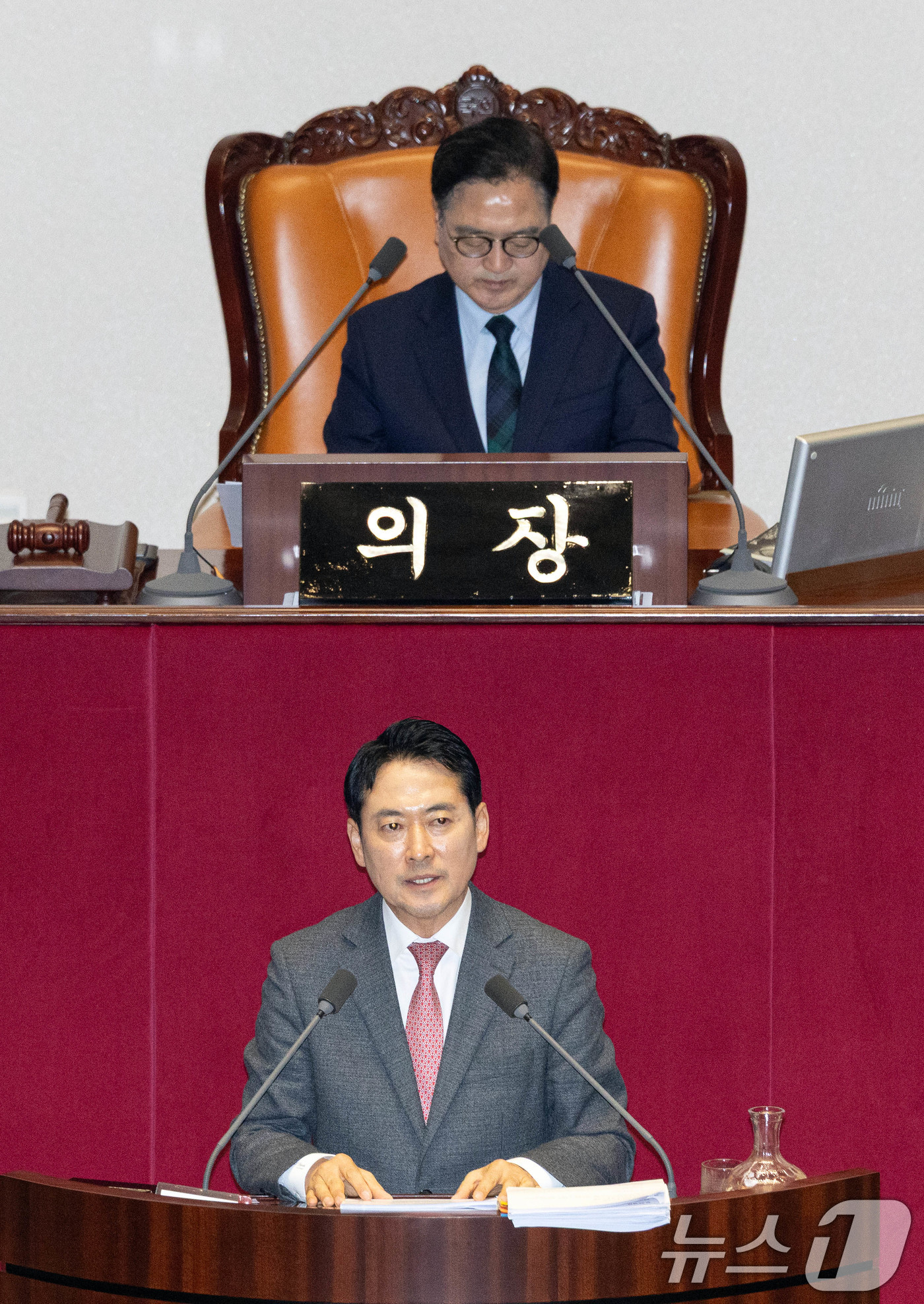 (서울=뉴스1) 이승배 기자 = 23일 서울 여의도 국회에서 열린 제430회국회(임시회) 제2차 본회의에서 장동혁 국민의힘 대표가 12·3 윤석열 비상계엄 등에 대한 전담재판부 설 …