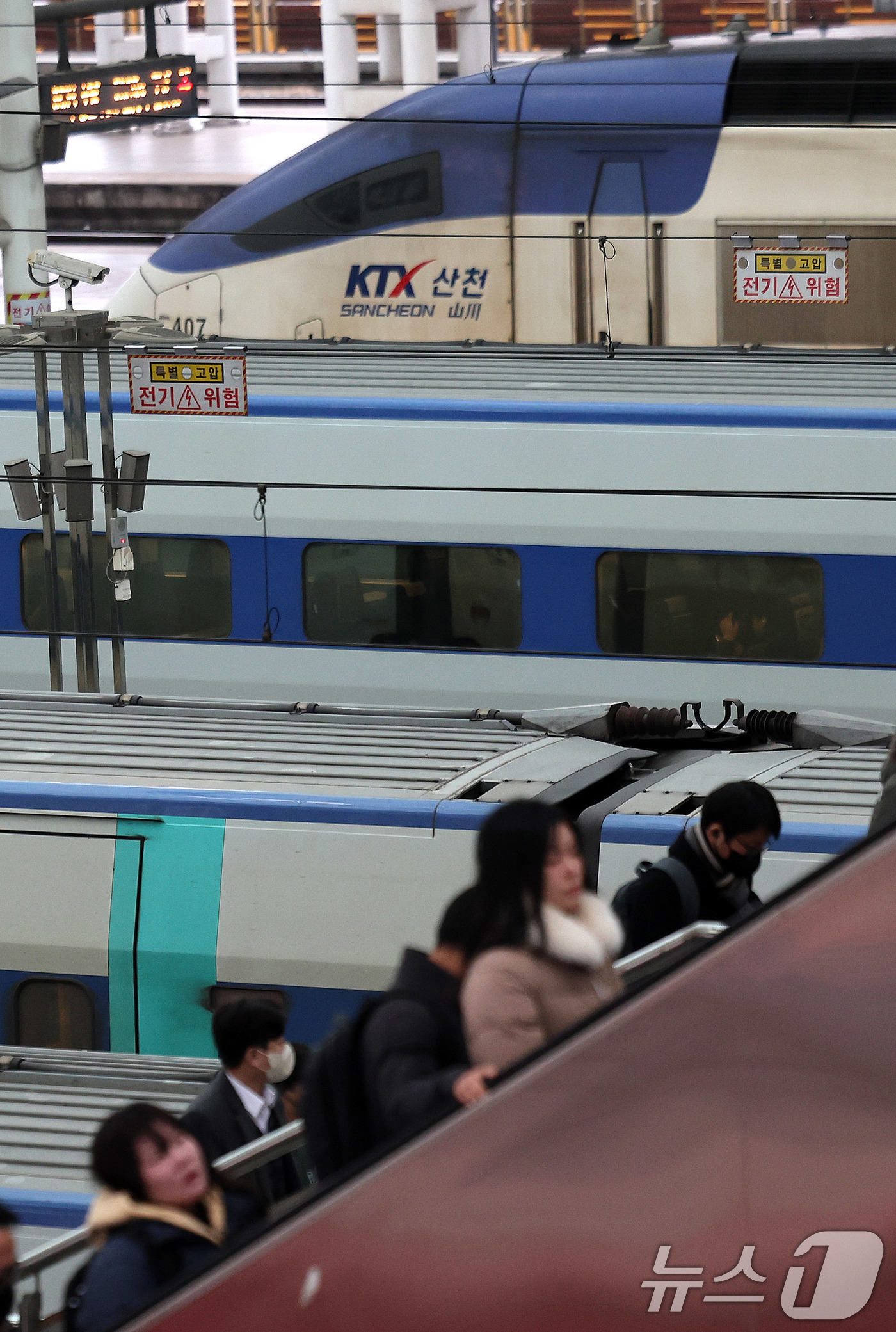 (서울=뉴스1) 박지혜 기자 = 전국철도노동조합이 총파업을 유보한 23일 오전 서울역에서 시민들이 정상 운행 중인 열차를 이용하고 있다.이날 철도노조는 정부가 한국철도공사(코레일) …