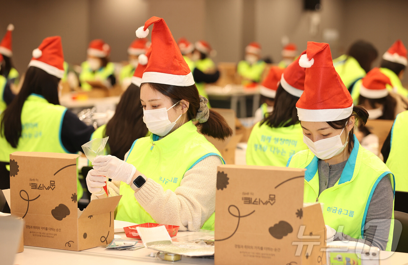 (서울=뉴스1) = 하나금융그룹이 지난 22일 서울 중구 하나금융그룹 명동사옥에서 2025년 연말을 맞아 취약계층 아동을 위한 '크리스마스 행복상자 만들기' 봉사활동을 실시했다고 …