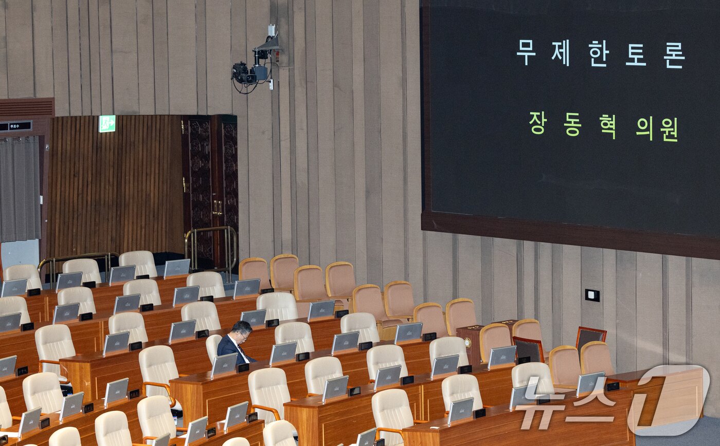 본문 이미지 - 23일 서울 여의도 국회에서 열린 제430회국회(임시회) 제2차 본회의에서 장동혁 국민의힘 대표가 12·3 윤석열 비상계엄 등에 대한 전담재판부 설치 및 제보자 보호 등에 관한 특별법안(대안) 수정안에 대한 무제한토론(필리버스터)을 하는 가운데 정성호 법무부 장관이 피곤한 모습을 보이고 있다. 2025.12.23/뉴스1 ⓒ News1 이승배 기자