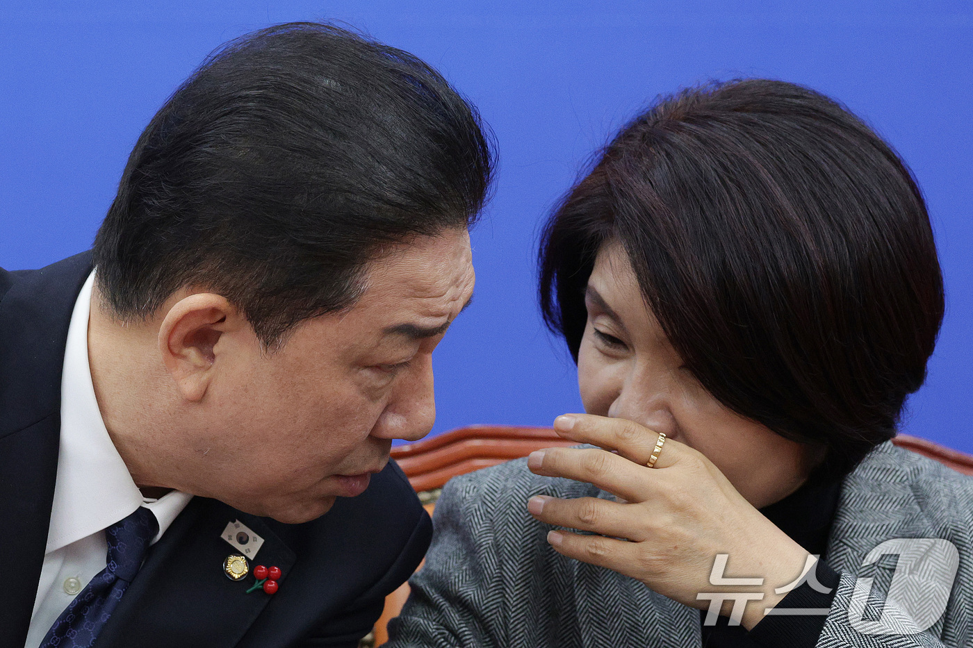 (서울=뉴스1) 신웅수 기자 = 김병기 더불어민주당 원내대표와 한정애 정책위의장이 23일 서울 여의도 국회에서 열린 원내대책회의에서 대화하고 있다. 2025.12.23/뉴스1