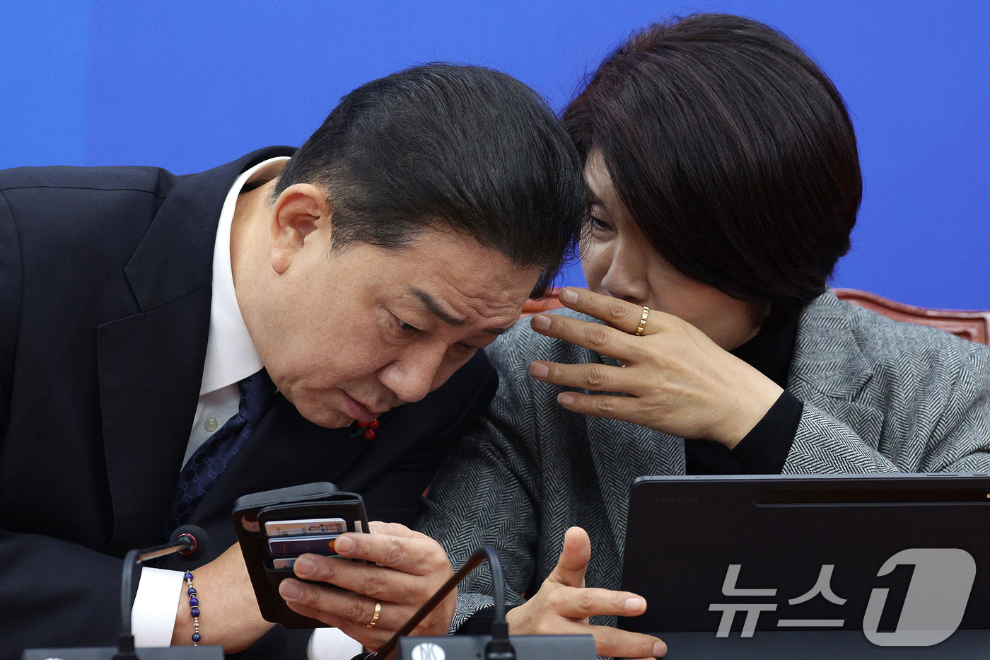 (서울=뉴스1) 신웅수 기자 = 김병기 더불어민주당 원내대표와 한정애 정책위의장이 23일 서울 여의도 국회에서 열린 원내대책회의에서 대화하고 있다. 2025.12.23/뉴스1