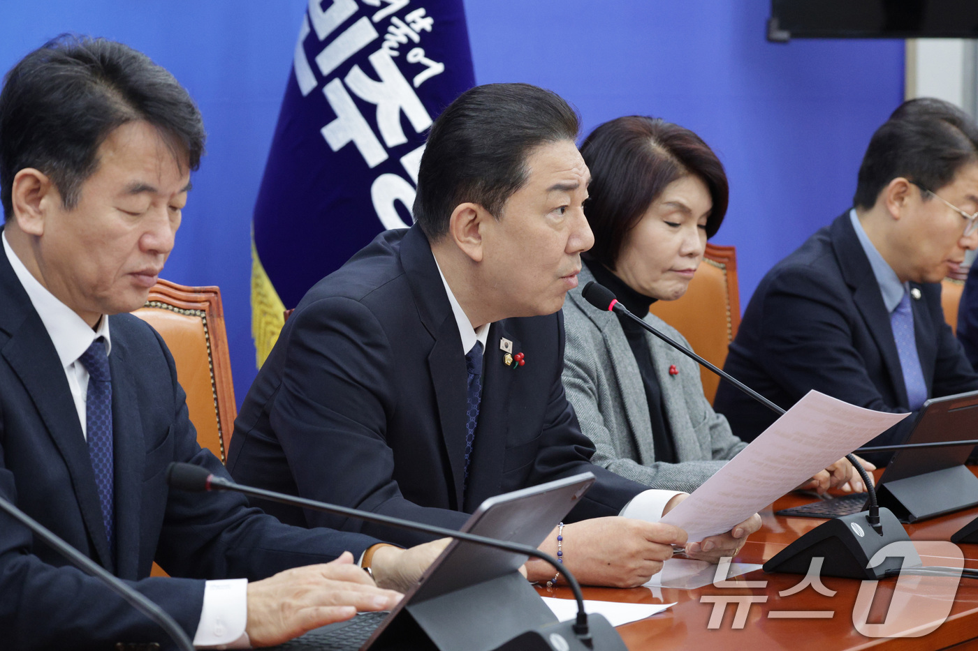 (서울=뉴스1) 신웅수 기자 = 김병기 더불어민주당 원내대표와 문진석 원내수석이 23일 서울 여의도 국회에서 열린 원내대책회의에서 발언하고 있다. 2025.12.23/뉴스1