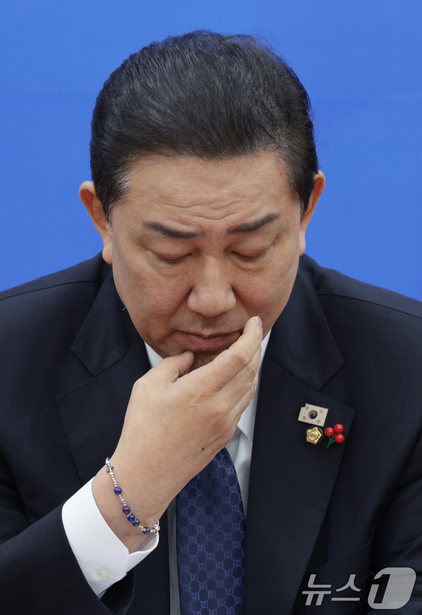 (서울=뉴스1) 신웅수 기자 = 김병기 더불어민주당 원내대표가 23일 서울 여의도 국회에서 열린 원내대책회의에서 얼굴을 매만지고 있다. 2025.12.23/뉴스1