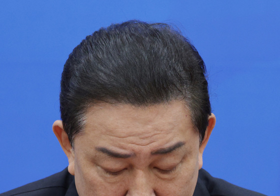 얼굴 매만지는 김병기 원내대표