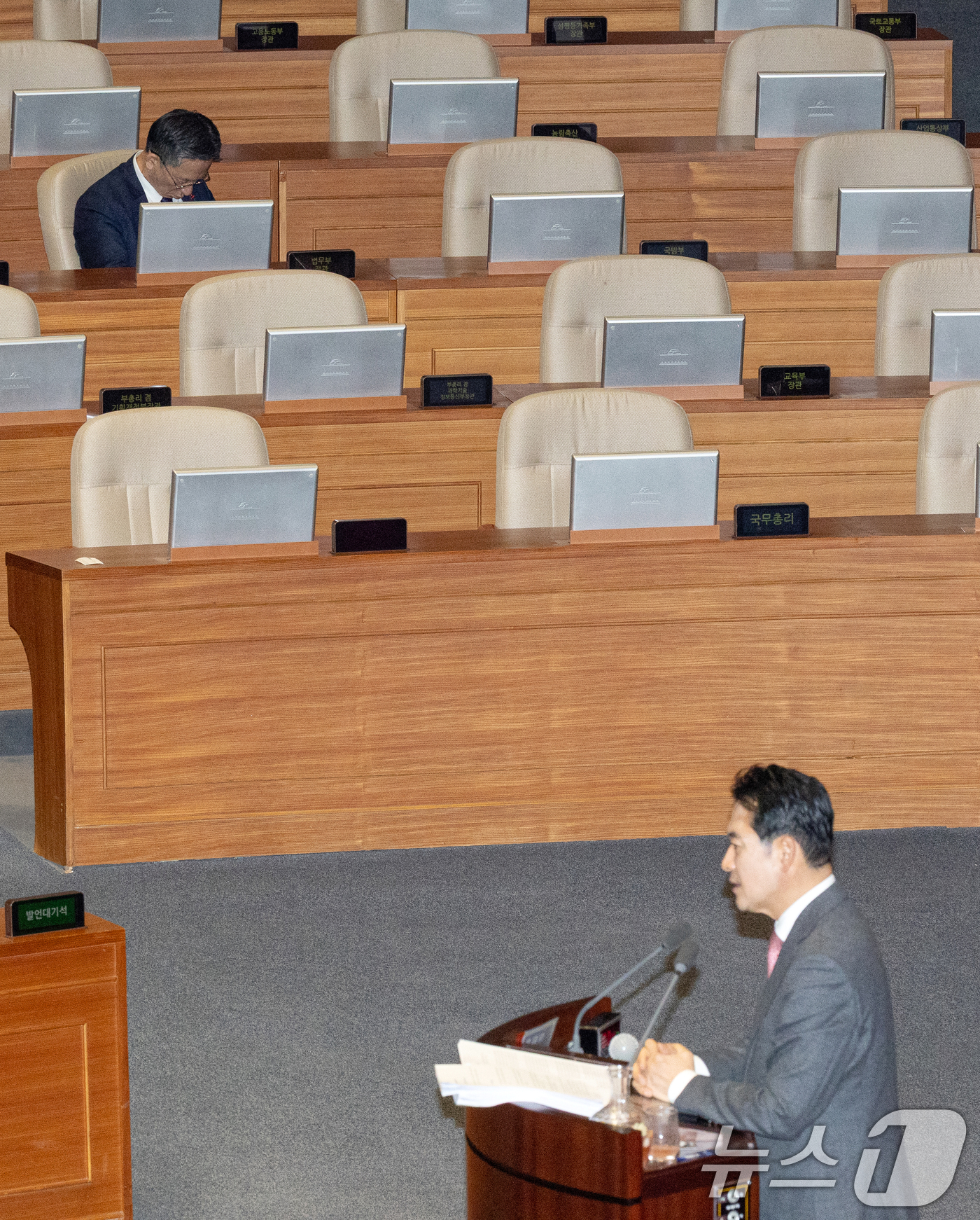 (서울=뉴스1) 이승배 기자 = 23일 서울 여의도 국회에서 열린 제430회국회(임시회) 제2차 본회의에서 장동혁 국민의힘 대표가 12·3 윤석열 비상계엄 등에 대한 전담재판부 설 …