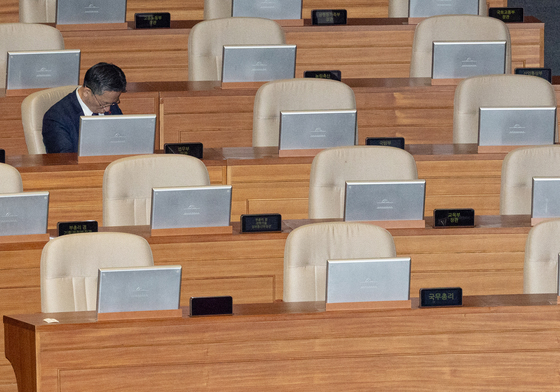 최장 시간 필리버스터에 피곤한 모습의 정성호 장관