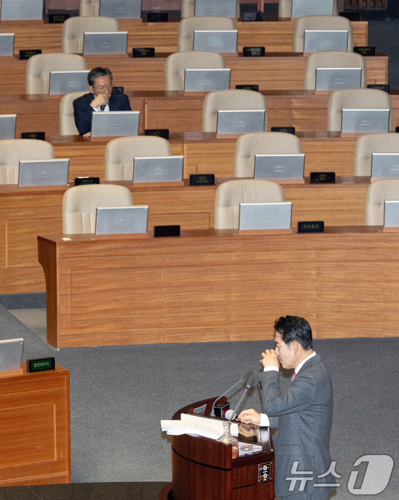 (서울=뉴스1) 이승배 기자 = 23일 서울 여의도 국회에서 열린 제430회국회(임시회) 제2차 본회의에서 장동혁 국민의힘 대표가 12·3 윤석열 비상계엄 등에 대한 전담재판부 설 …